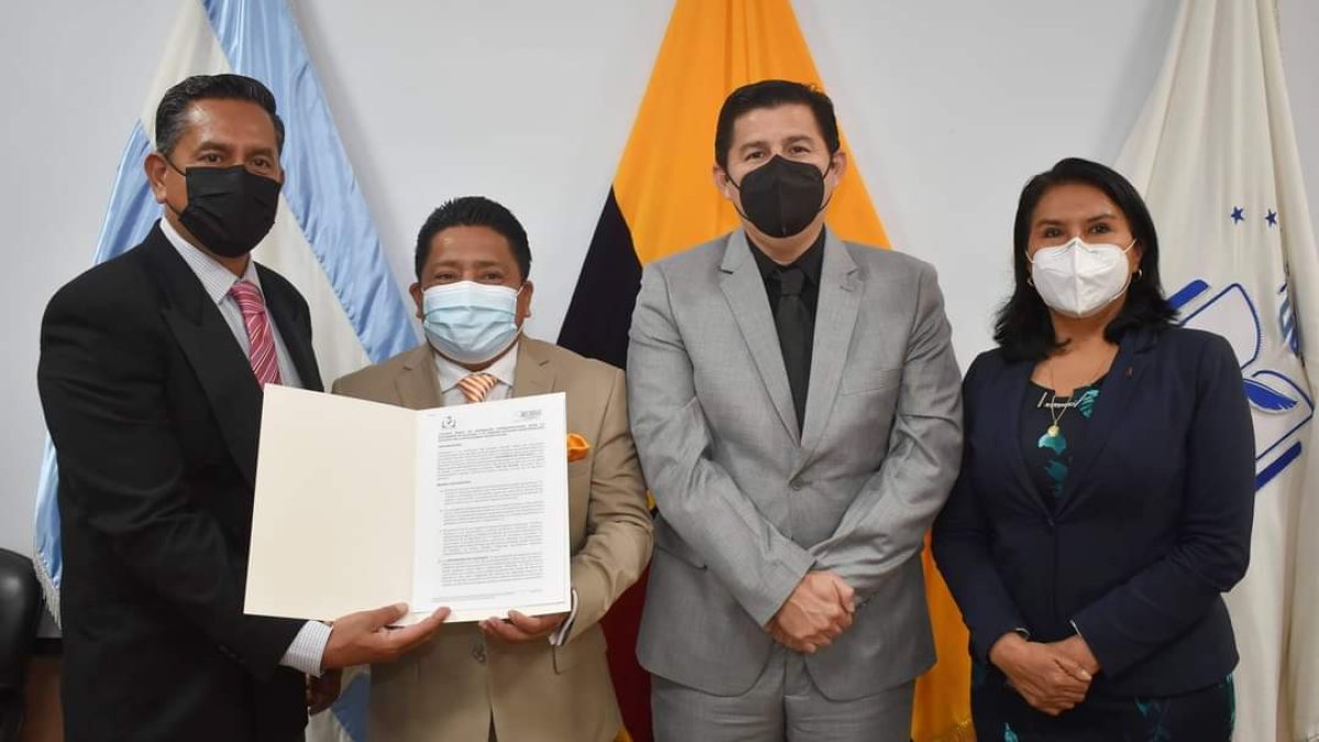 Directivos de la Universidad de Guayaquil y del Municipio de Playas firmaron un convenio de cooperación.
