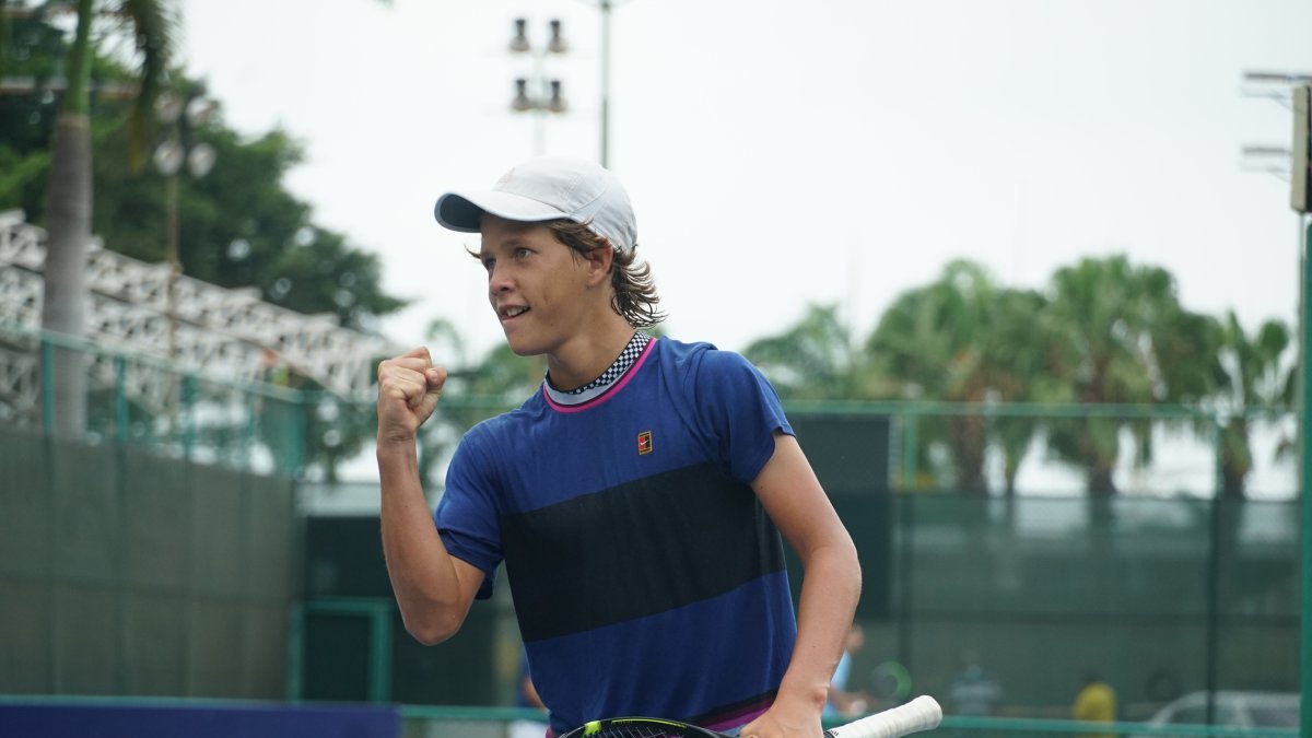 El ecuatoriano Francisco Castro cierra el puño en señal de júbilo luego de obtener un punto clave en el torneo.