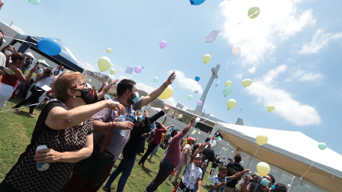 Muchas personas no pudieron contener las lágrimas al lanzar su globos los emotivo mensajes.