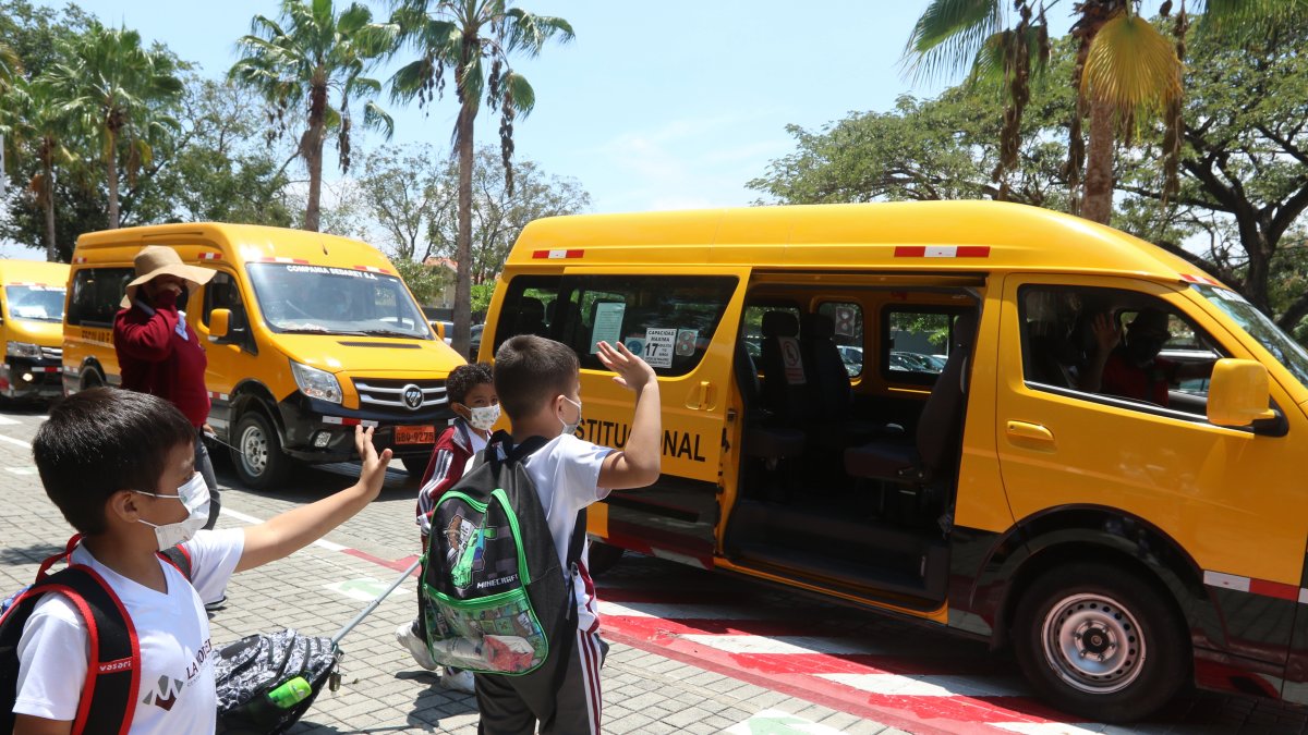 Hasta con dos estudiantes en sus unidades viajan algunos expresos escolares que prestan servicio en el colegio La Moderna de la vía Samborondón.