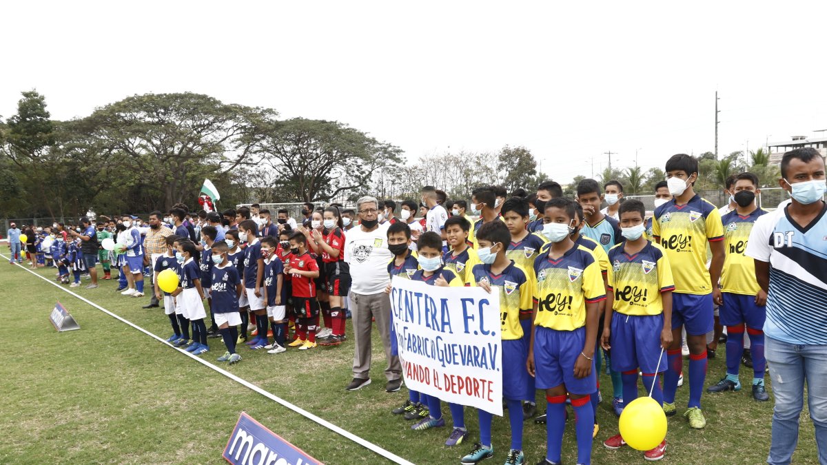 Estreno. Varios de los equipos que disputarán este torneo, correctamente uniformados en la inauguración.