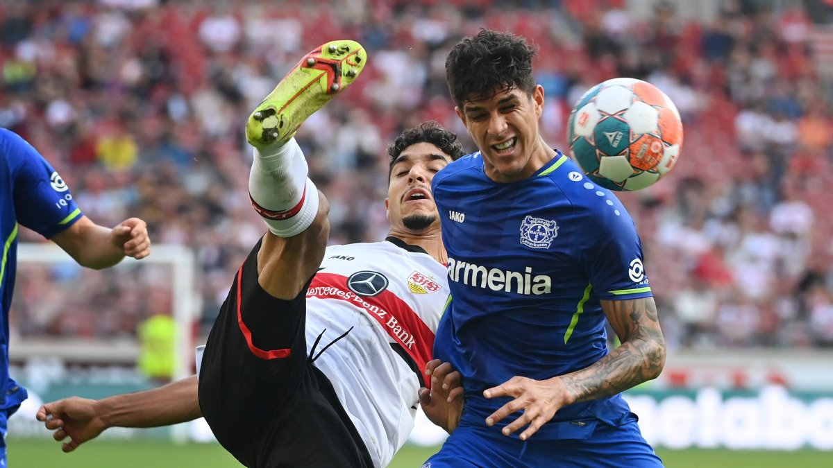 Entrega. Piero Hincapié (d) peleando la pelota, en el encuentro celebrado este 19 de septiembre.