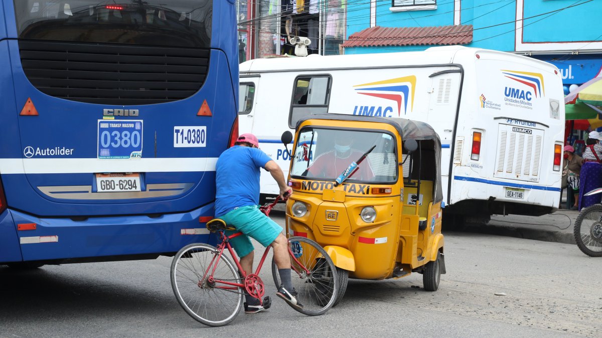 Imprudencia. En el sur de Guayaquil una tricimoto realiza una maniobra que irrespeta la Ley de Tránsito y casi choca contra un ciclista.