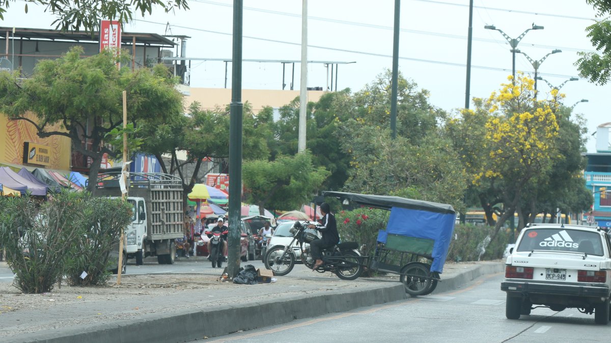 Una tricimoto se cruza por el parterre irrespetando las normas de tránsito.