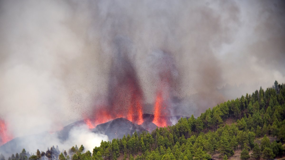 Una erupción volcánica ha comenzado esta tarde de domingo en los alrededores de Las Manchas, en El Paso (La Palma).
