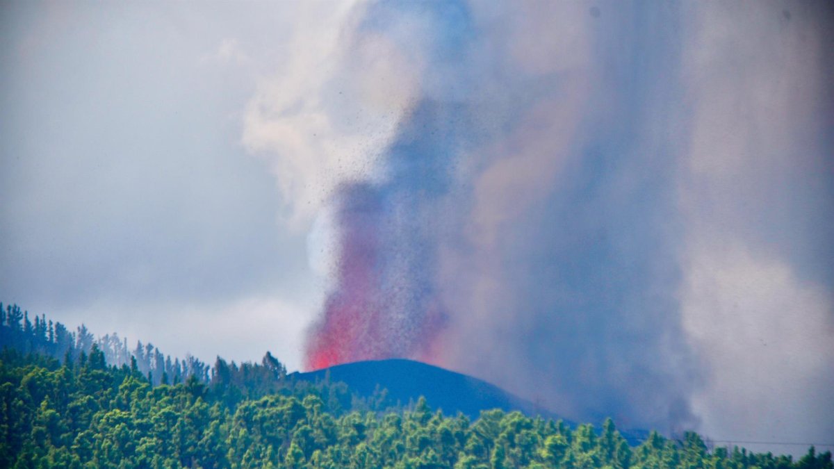El nuevo volcán que estalló este domingo en La Palma está emitiendo de 6.000 a 9.000 toneladas diarias de dióxiodo de azufre (SO2) y ha formado una colada con una altura media de seis metros que avanza a 700 metros por hora