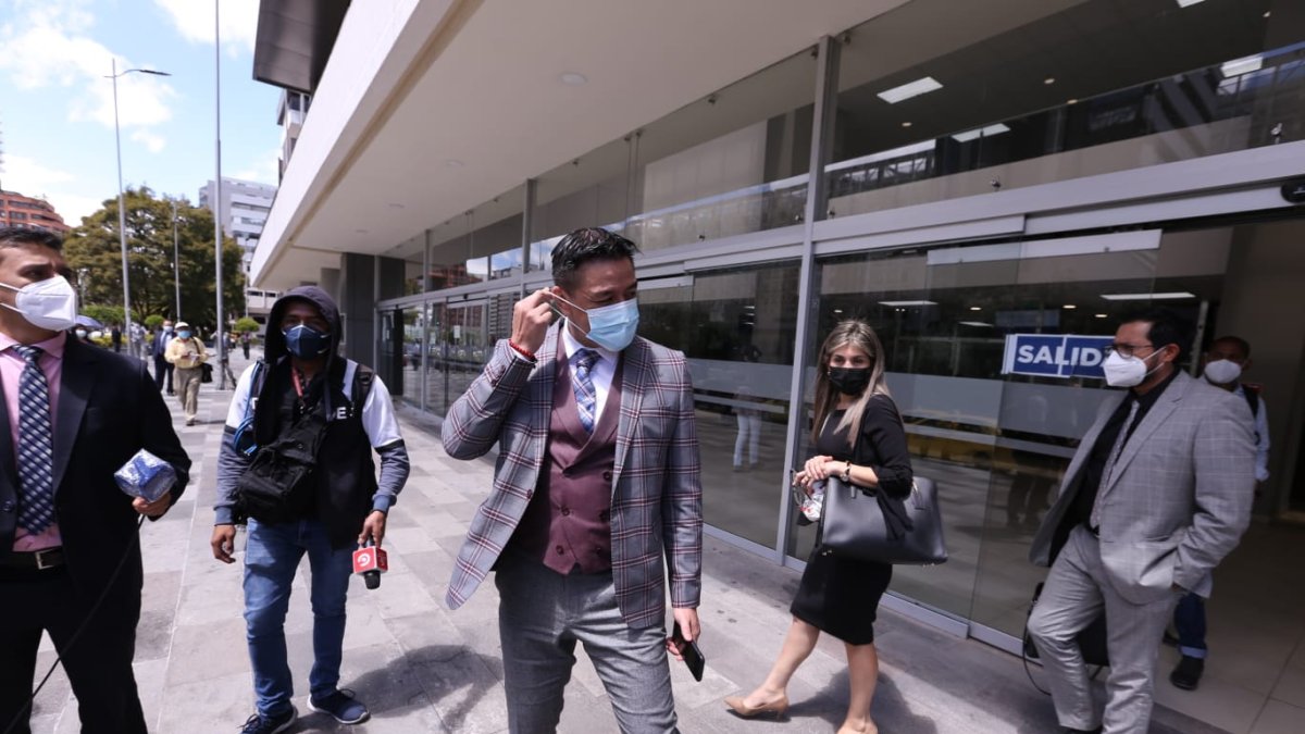 Diligencia. Édgar Molina, uno de los abogados de Sebastián Yunda, a su ingreso al Complejo Judicial Norte.