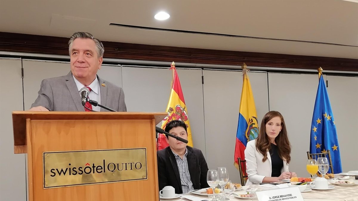 El ministro de Trabajo, Patricio Donoso, habla hoy, lunes en un desayuno de la Cámara Oficial Española de Comercio (Camespa), en Quito.