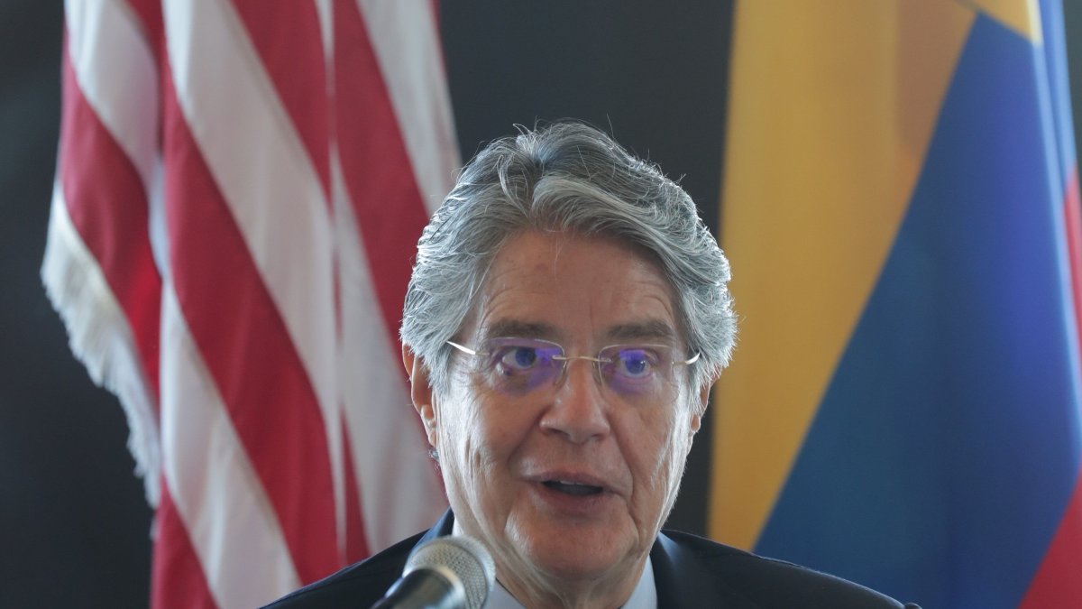 Fotografía cedida que muestra al presidente de Ecuador, Guillermo Lasso, hoy lunes durante una reunión en Nueva York. Lasso dedicó su primera jornada en N.Y. a reuniones con inversores y analistas, a los que trató de convencer del cambio registrado en su país y el nuevo aperturismo que enarbola.