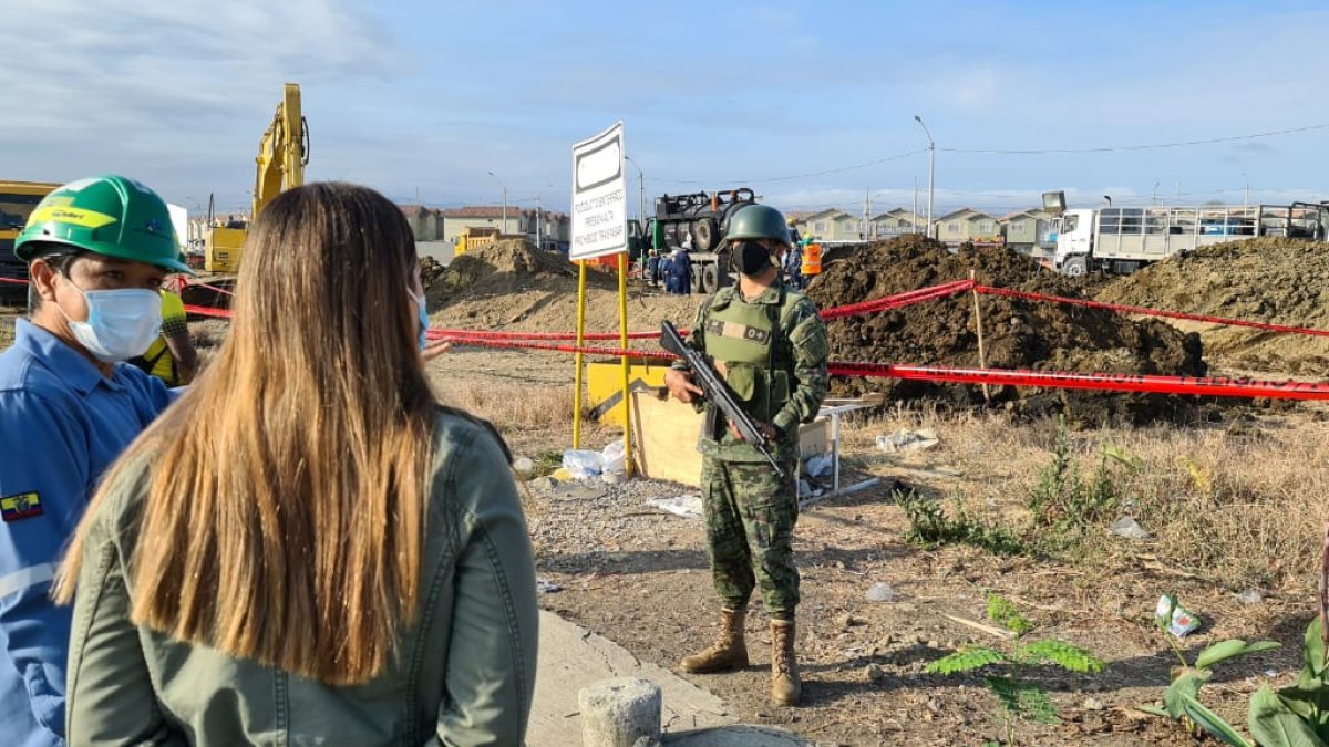 Acción. Agentes del Ministerio de Ambiente inspeccionan el derrame de combustible entre Mi Lote y Villa Bonita.