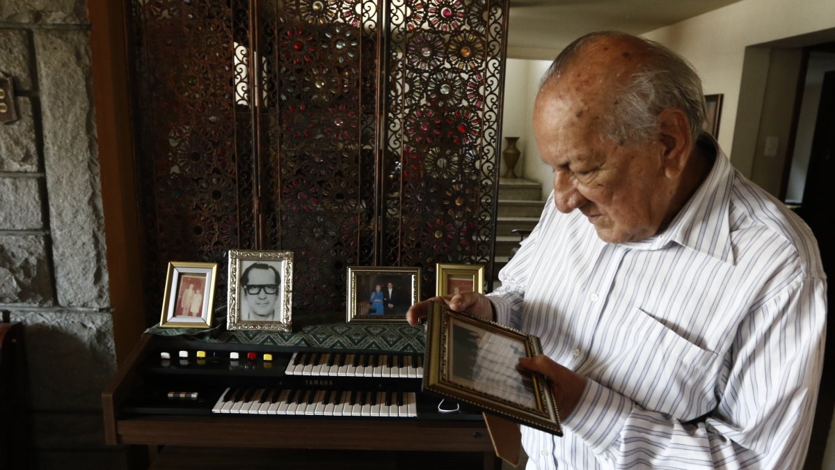 El ingeniero Fernando Córdova mira fotos del recuerdo, de es época en que trabajó para inspeccionar la instalación de tuberías en Urdesa, en el siglo pasado.