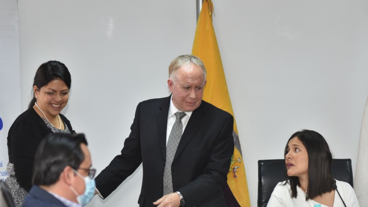 En la ratificación del encargo estuvieron presentes los cuatro consejeros que votaron a favor de Córdova. Los de minoría no llegar al CPCCS.