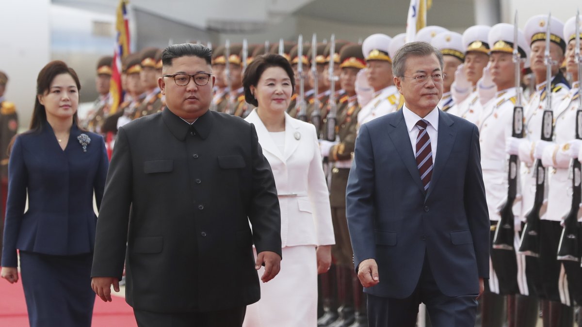 El líder norcoreano Kim Jong-un (izq) hace las advertencias a Washington sobre el pacto. PYOENGYANG  / EFE L