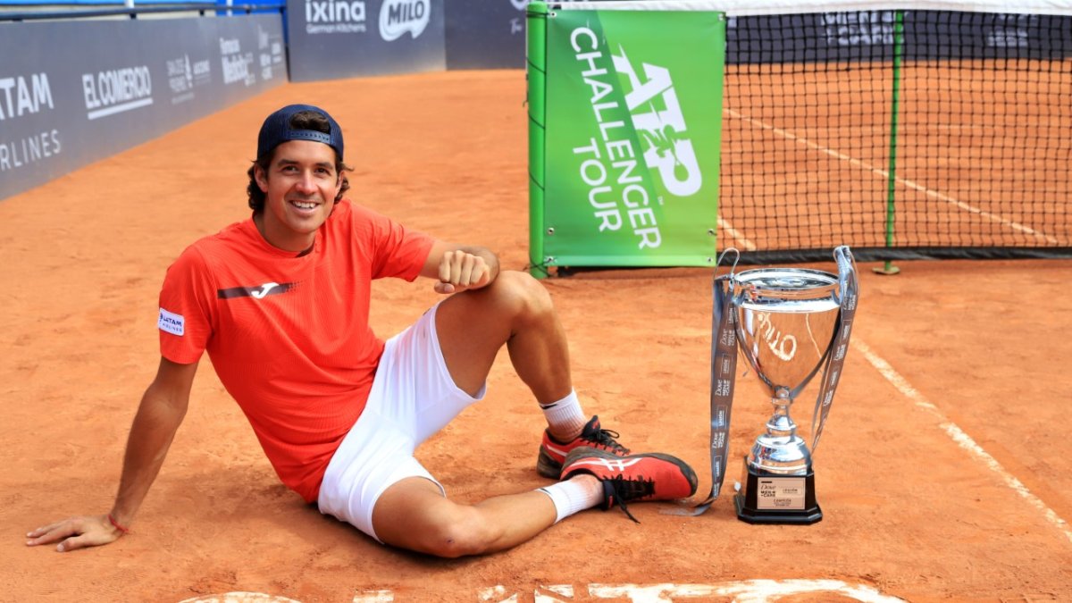 Facundo Mena posa junto al trofeo del Challenger de Quito que significó su regreso al podio del circuito ATP. El Arrayanes Country Club fue sede del torneo.