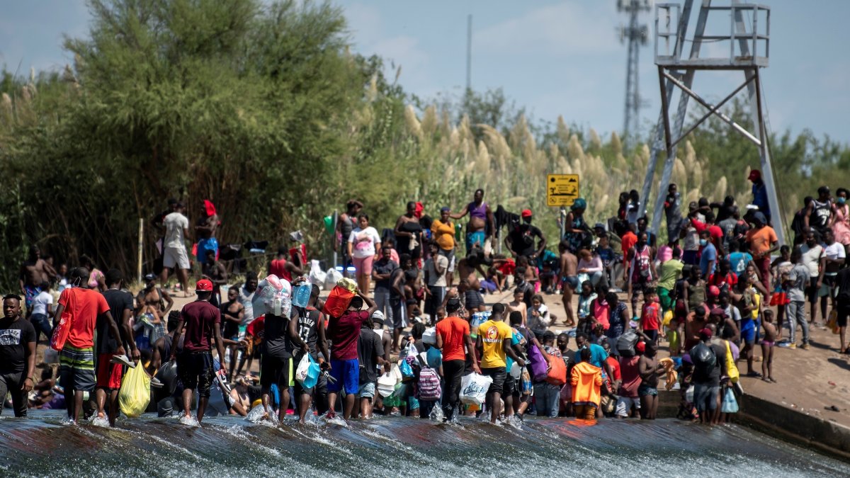 Migrantes procedentes de Haití esperan en el río Bravo para cruzar rumbo a Estados Unidos.