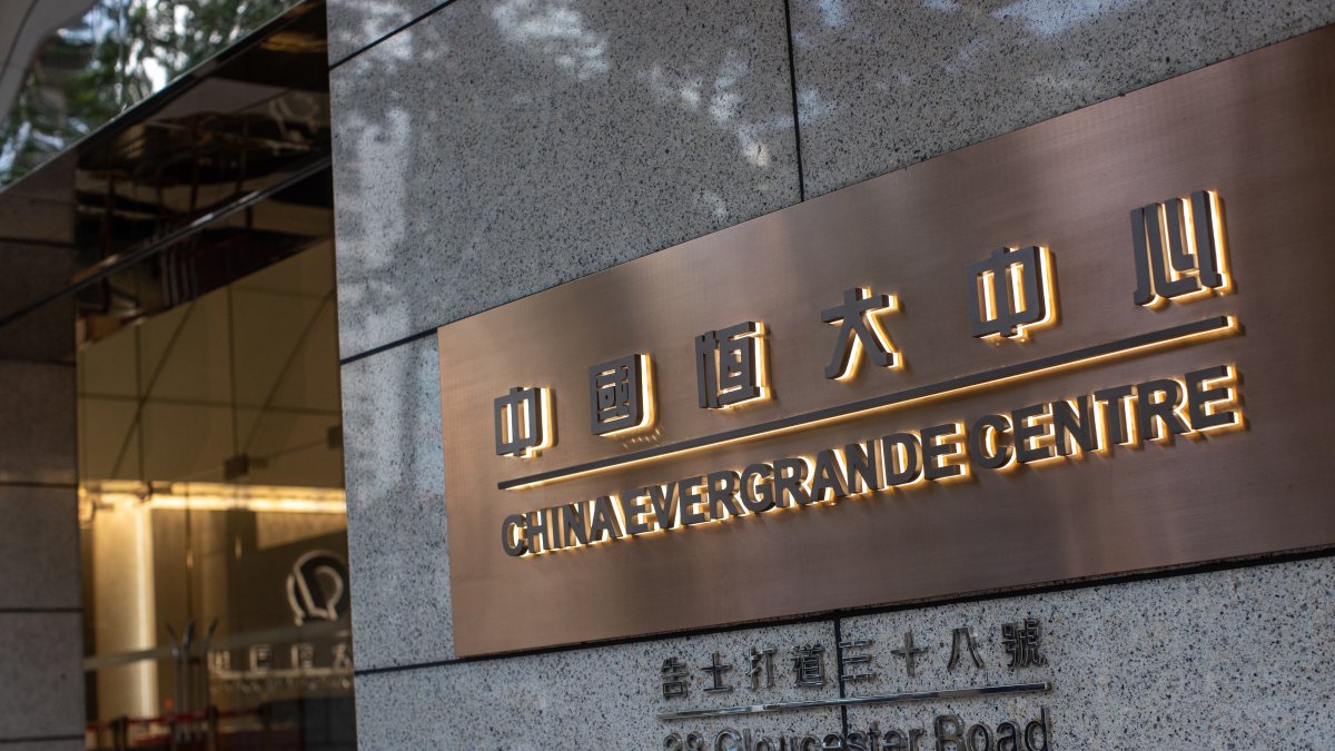 Evergrande en un edificio en Hong Kong, China.