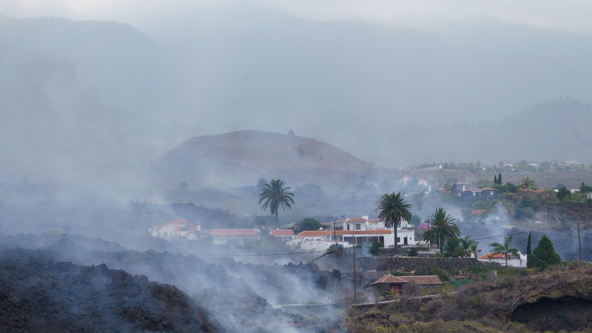 Una colada de lava provocada por la erupción que comenzó el 19 de septiembre en La Palma se desplaza por el bario de Todoque, en el municipio de Los Llanos de Ariadne, donde sus vecinos están siendo desalojados.