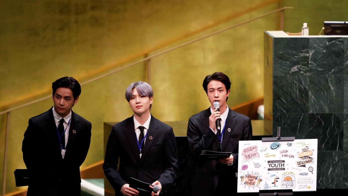 (i-d) Taehyung/V, Suga y Jin de la banda surcoreana BTS participan en el evento SDG Moment en la 76 Asamblea General de Naciones Unidas en Nueva York (EE.UU.), este 20 de septiembre de 2021.