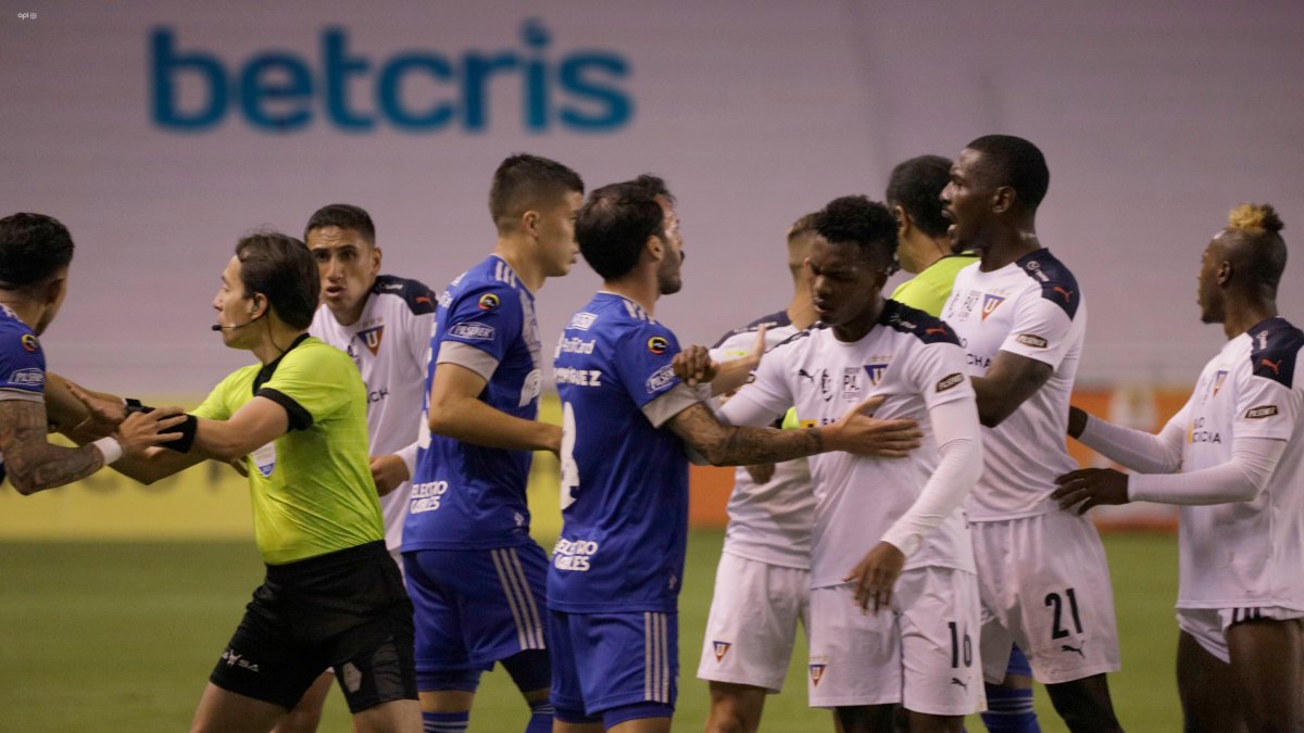 Los jugadores de Liga de Quito y Emelec protagonizaron un problema tras el encuentro del domingo