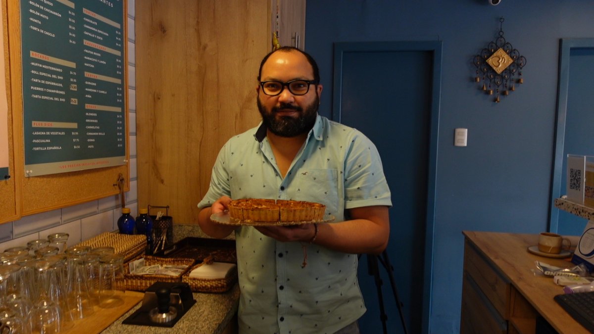 Emilio Carrión, el hombre de los postres veganos en Urdesa.