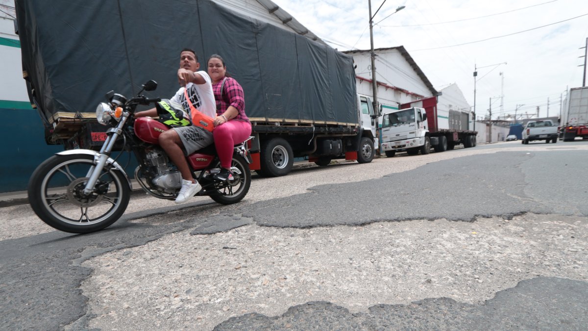 Panorama. Los baches obstaculizan el tránsito en la ciudadela.