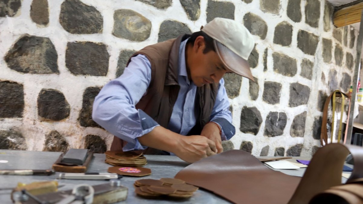 Dedicación. Roberto Cachiguando elabora a mano sus productos.