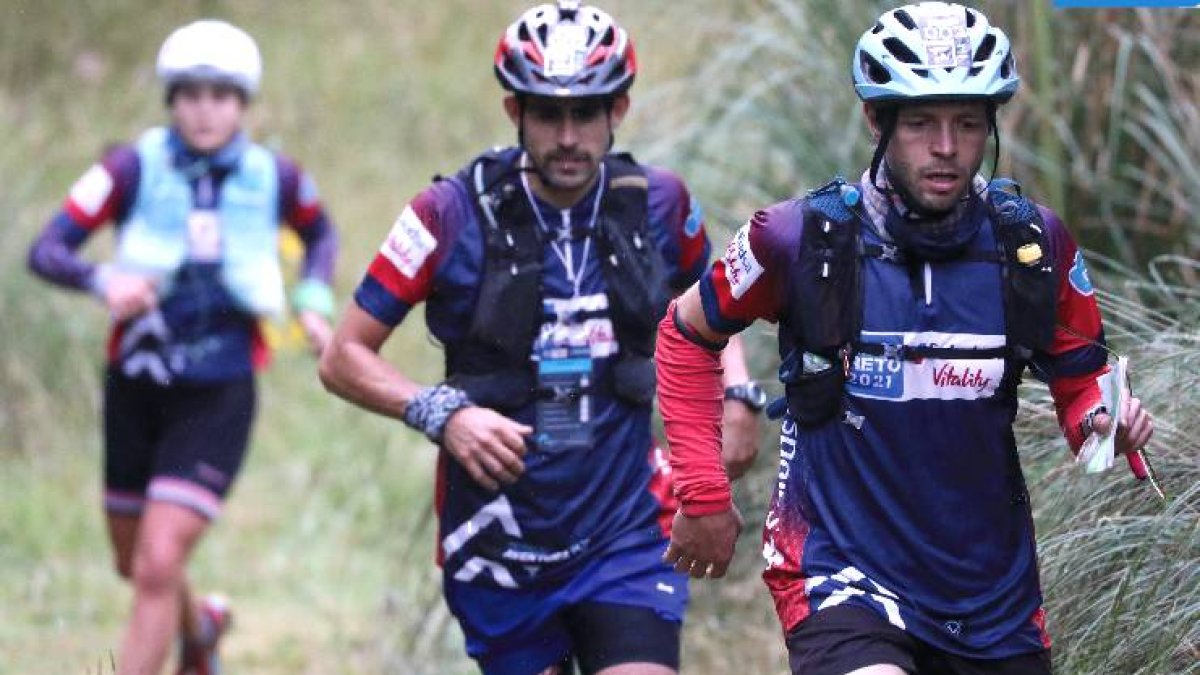 Los deportistas deberán recorrer por varios terrenos, en trekking y bicicleta, hasta llegar a la meta.