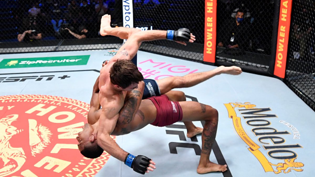 Así cerró la pelea Michael Morales, provocando los aplausos del presidente de la compañía, Dana White.