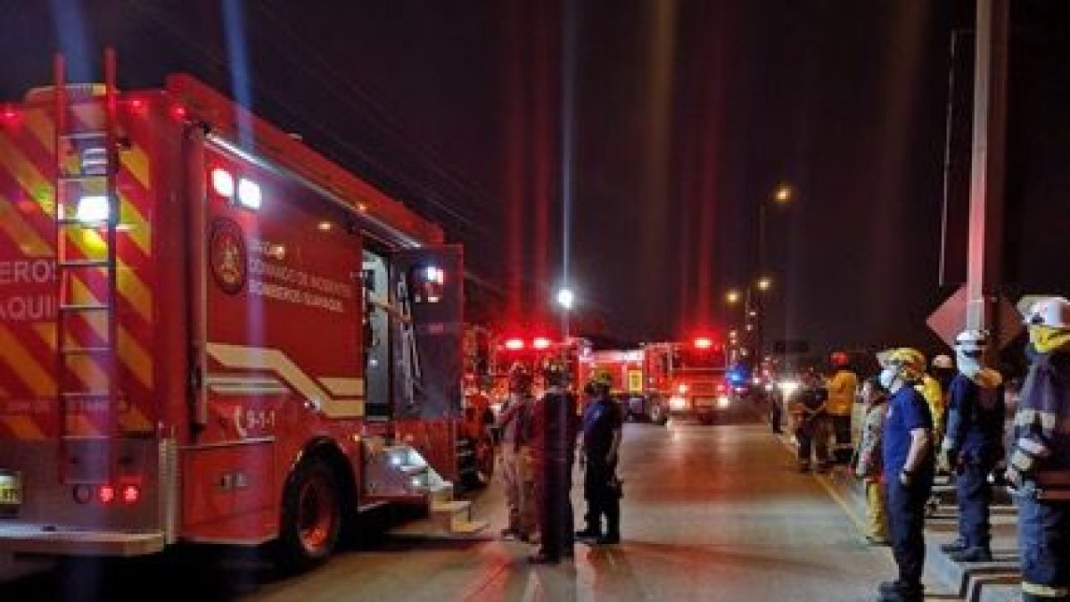 Bomberos de Guayaquil controlaron las llamas del incendio.