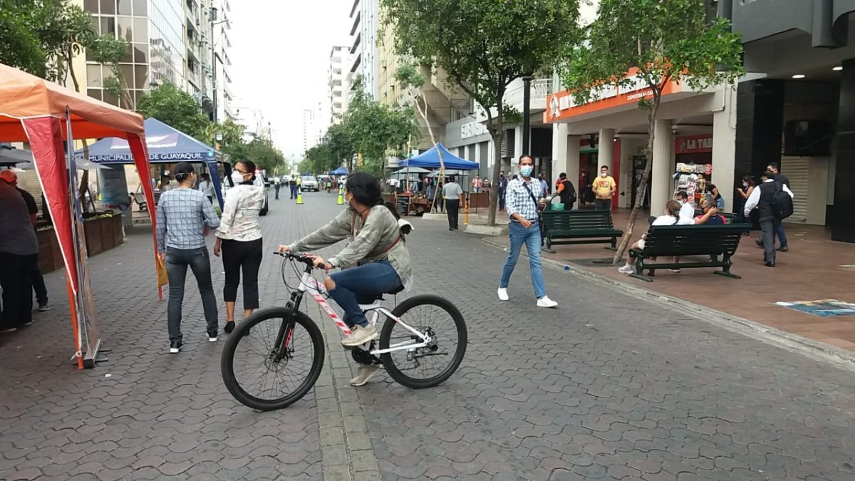 Ciclistas y peatones recorren el área.