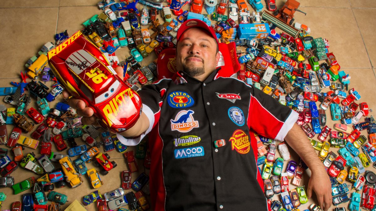 Fotografía sin fechar cedida por Guinness World Records 2022, que muestra al arquitecto Jorge Arias mientras posa con su colección de Cars, en Ciudad de México (México).