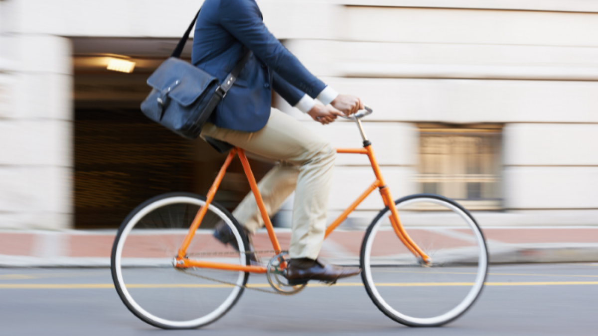 Cada vez más personas optan por movilizarse en 'bici' incluso a los trabajos.