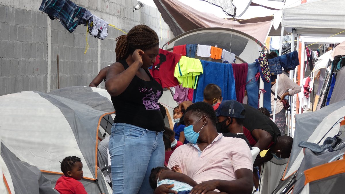 Un grupo de migrantes haitianos permanece en un albergue, el 21 de septiembre de 2021, en la ciudad de Reynosa, estado de Tamaulipas (México).