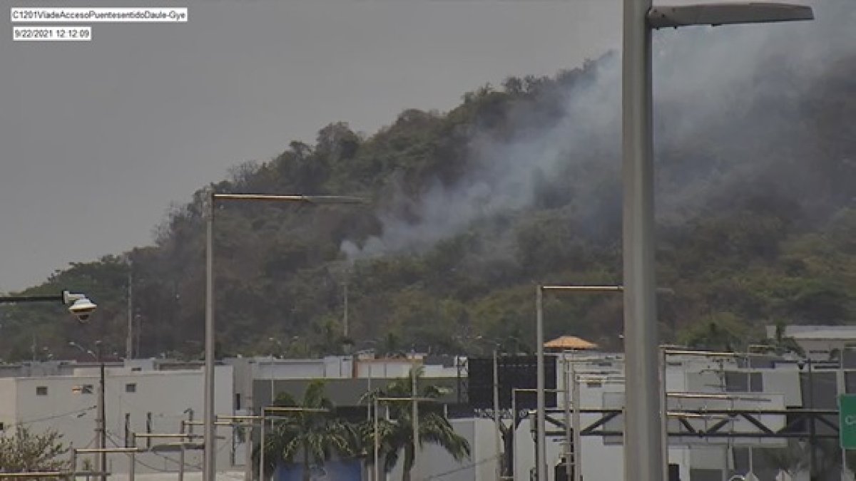 El incendio que dio este miércoles 22 de septiembre en la autopista Narcisa de Jesús, detrás de Mucho Lote 2.