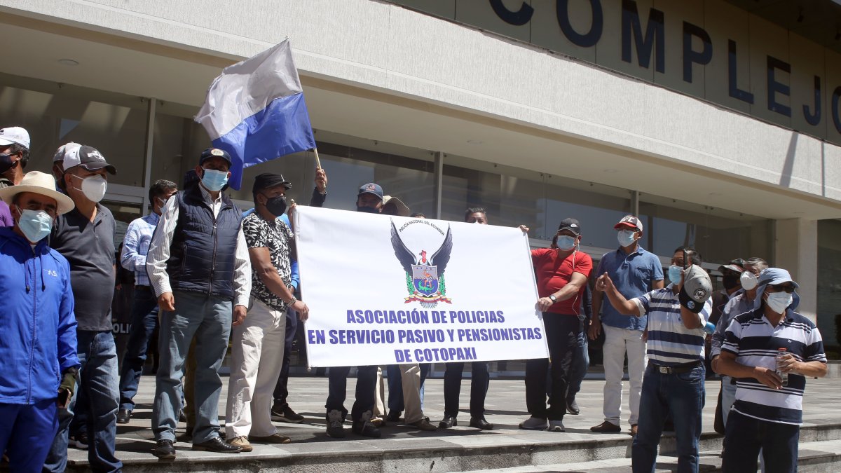 Protesta. Pensionistas del Isspol acuden a las audiencias para reclamar la devolución de recursos. 