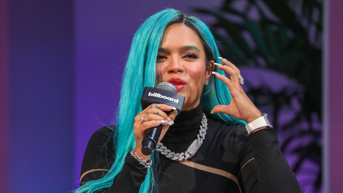 La cantante colombiana Karol G habla durante un panel de la Conferencia de los premios Latin Billboard hoy en el Faena Fourm de Miami, Beach, Florida.