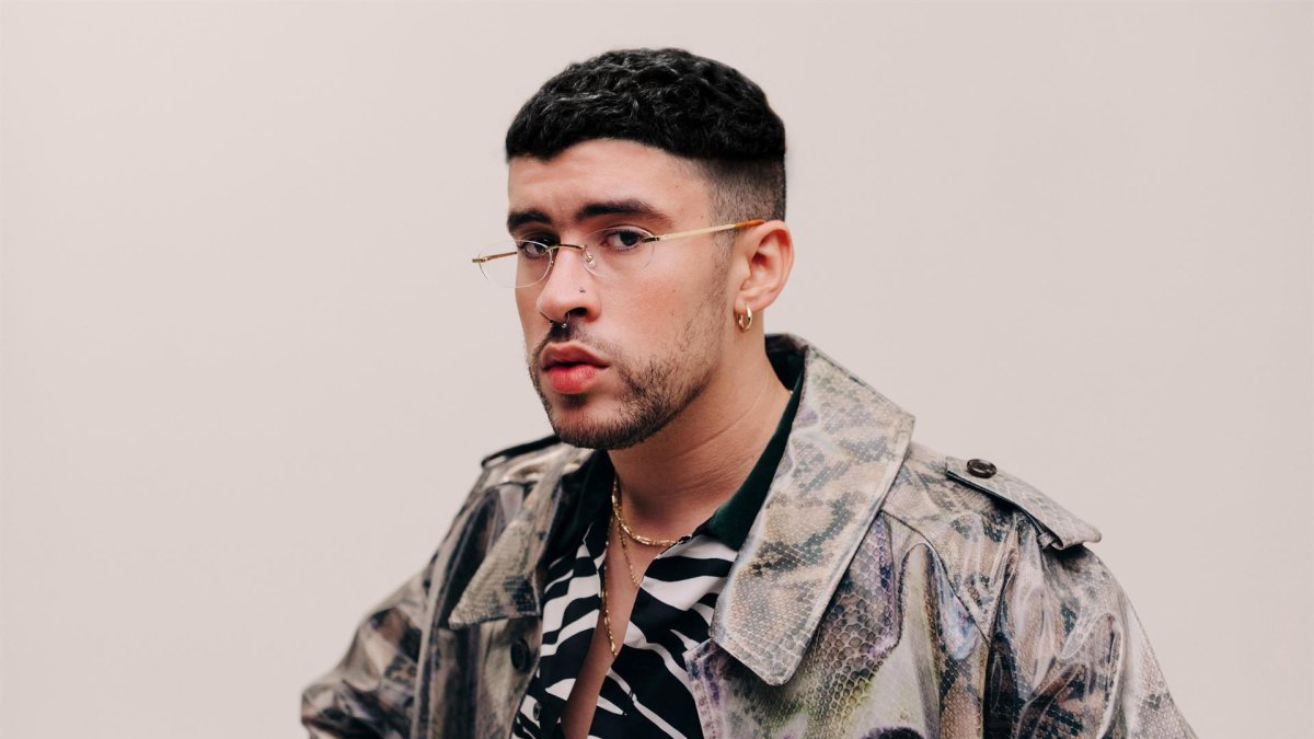 Fotografía cedida por Rimas Music donde aparece el cantante urbano puertorriqueño Bad Bunny que aspira a desbancar este jueves a su compatriota Ozuna como el artista con mayor número de galardones cosechados en una gala de los premios Billboard de la Música Latina