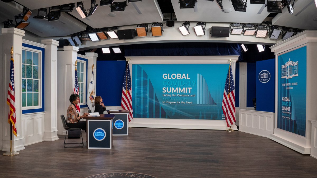 La vicepresidenta de EE.UU., Kamala Harris (d), participa en una cumbre virtual sobre la pandemia, este 22 de septiembre de 2021.