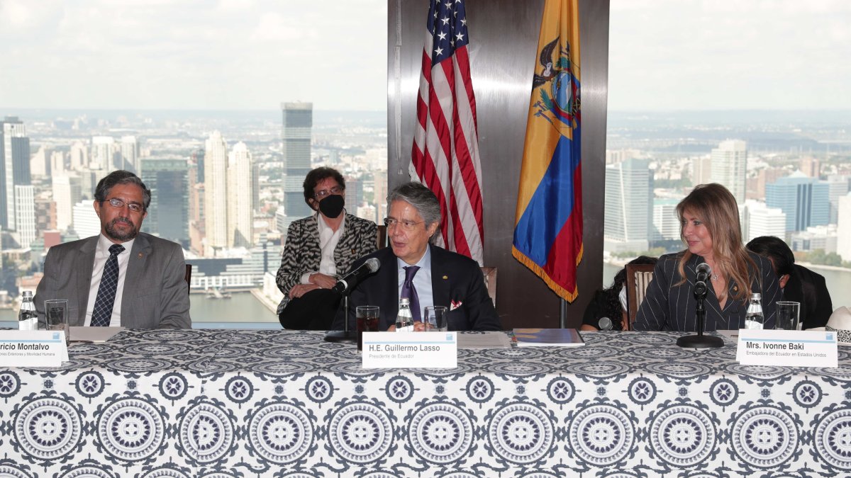 El presidente de Ecuador, Guillermo Lasso (c), con el ministro de Exteriores, Mauricio Montalvo (i) y la embajadora ecuatoriana en Washington, Ivonne Baki (d), en Nueva York.