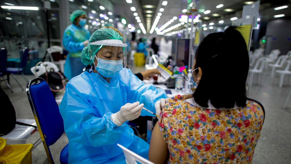 Una mujer es vacunada contra la covid-19 en Bangkok.EFE/EPA/DIEGO AZUBEL