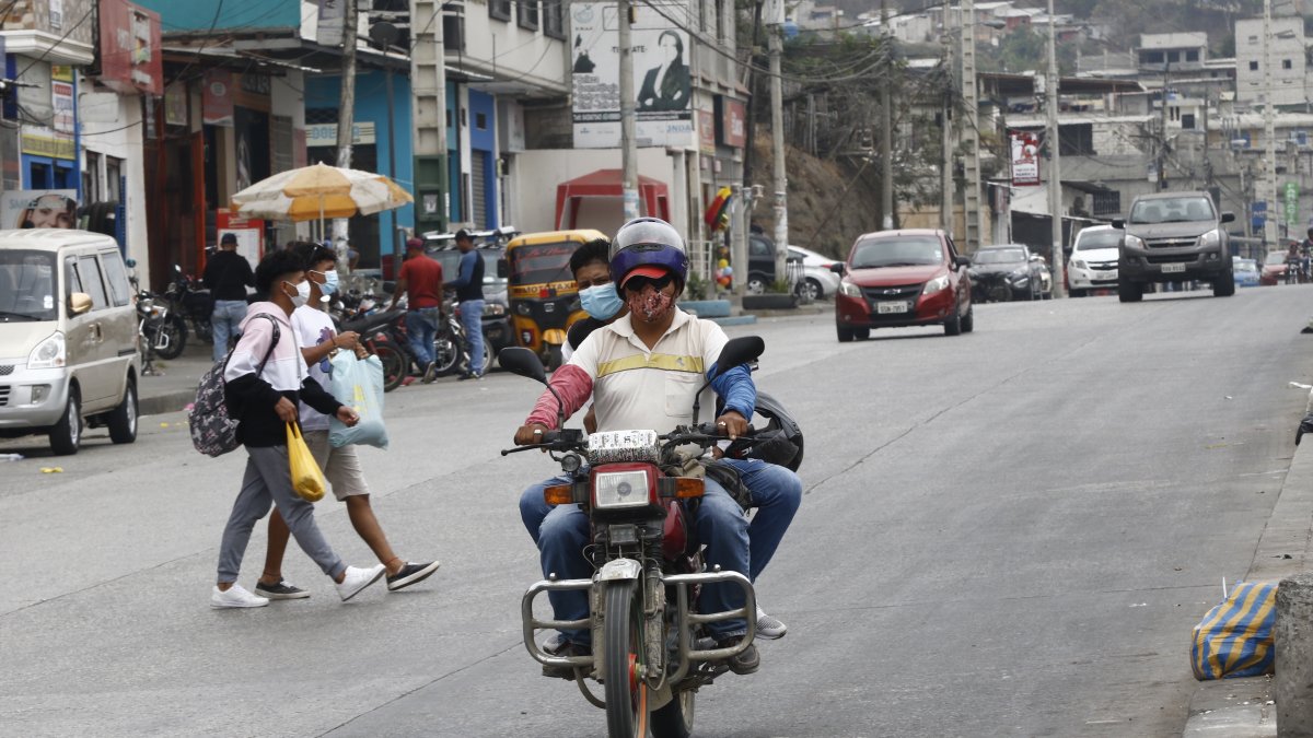 Contravención. Esta ordenanza municipal no ha logrado frenar la circulación de dos hombres en moto.