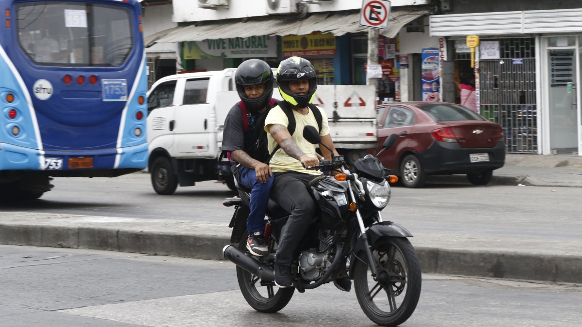 Hasta el momento rige la ordenanza que prohibe la circulación de dos personas en moto, en determinadas horas.
