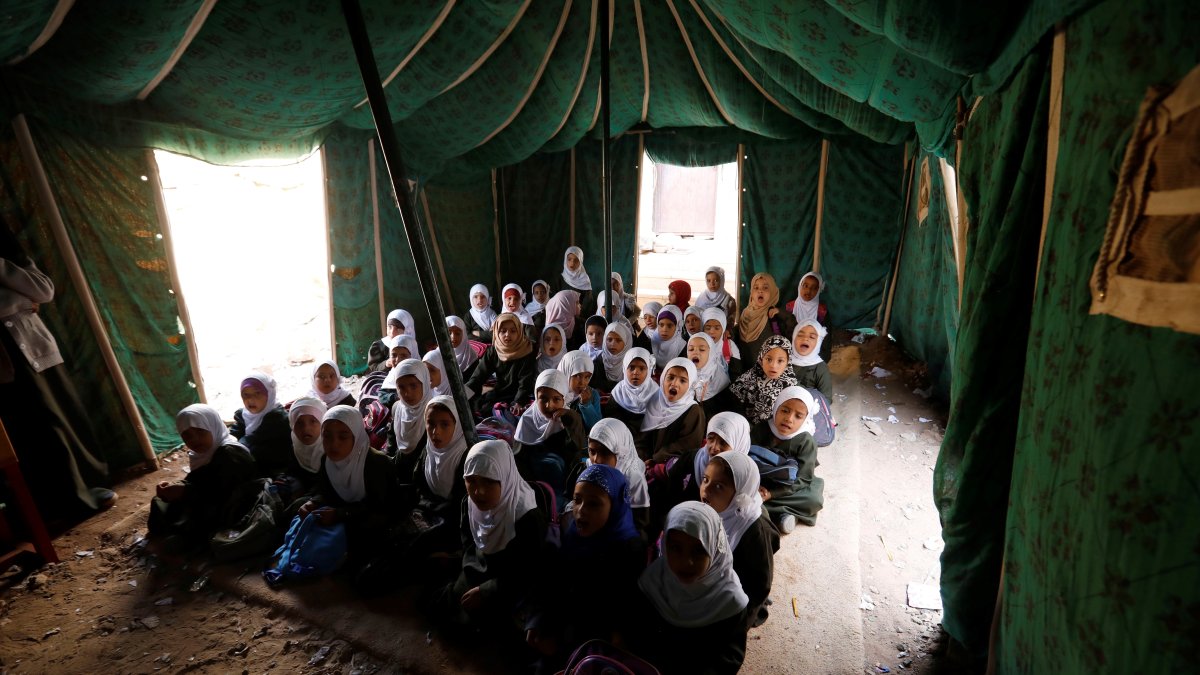 Las condiciones extremas en que deben estudiar no evitan que lo sigan intentando.