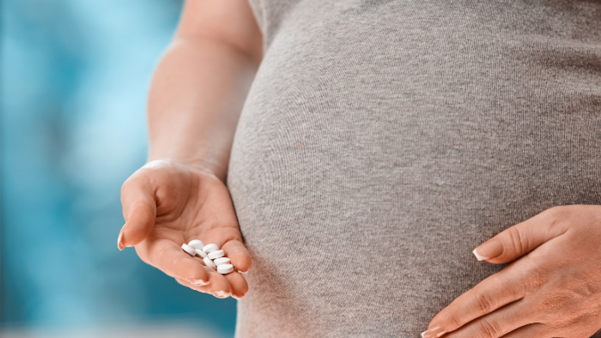 Cada vez son más los estudios que sugieren que la exposición prenatal al paracetamol podría alterar el desarrollo del feto.