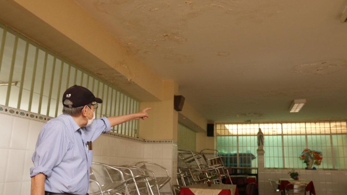 Situación. Las filtraciones de agua han invadido hasta el comedor del hospicio.