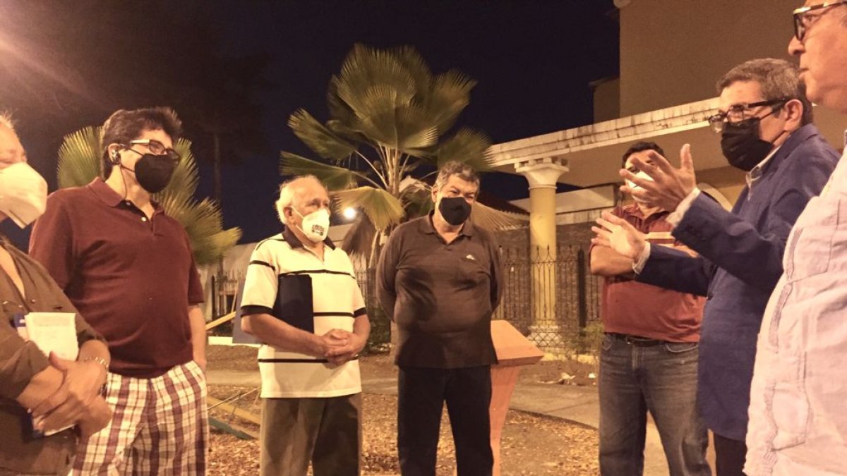 Comunidad. Los vecinos ultiman detalles para llevar a cabo la actividad cívica.