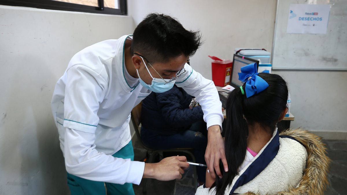 Una niña recibe una dosis de la vacuna contra la covid-19 en Quito (Ecuador).