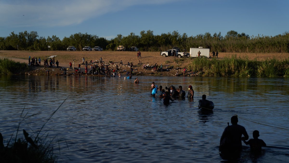 Fotografía del pasado miércoles de migrantes, en su mayoría haitianos, cruzando el Río Bravo en la frontera entre México y EE.UU.