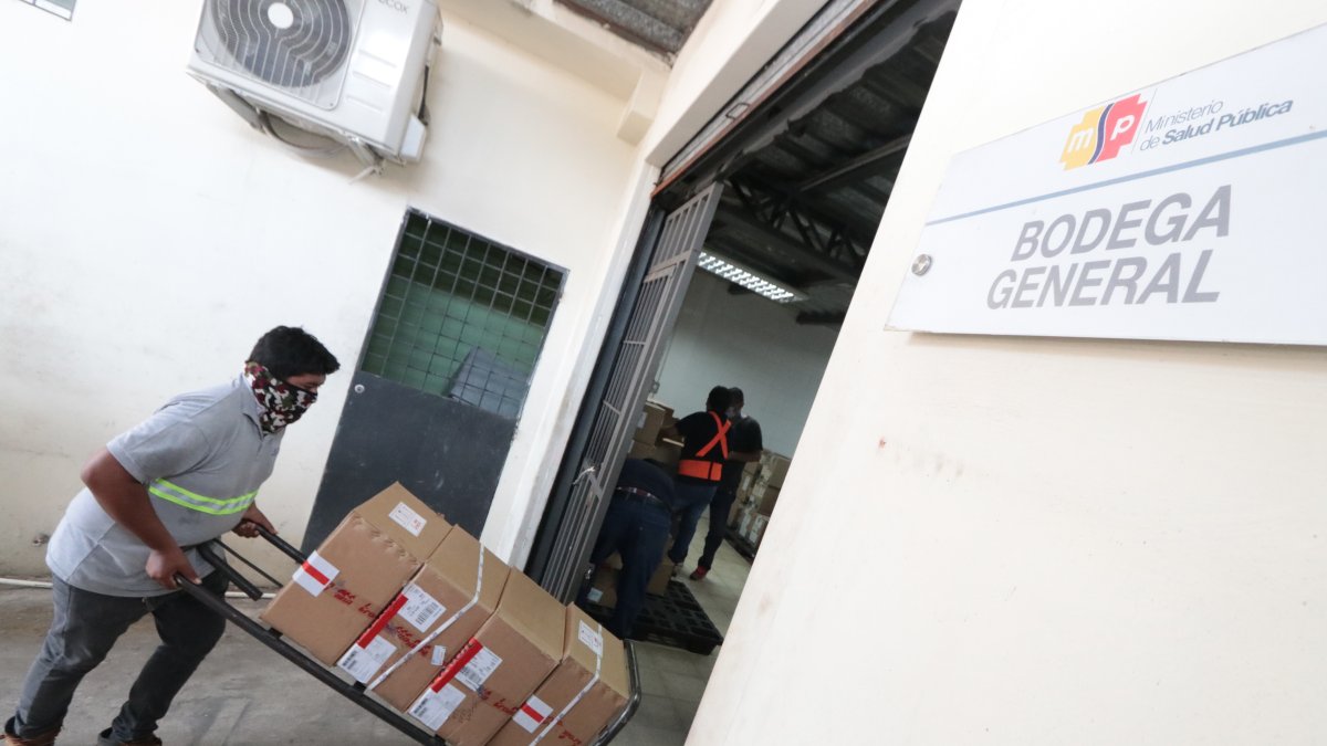 Entrega de medicamentos a los distintos hospitales públicos de Guayaquil por parte del Ministerio de Salud, el 14 de septiembre en Guayaquil.