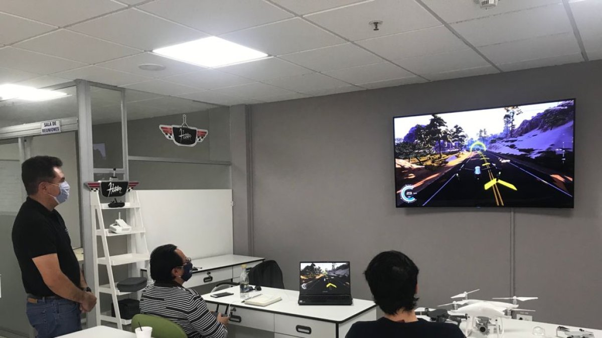 A los alumnos de estos institutos les enseñan desde normativa en torno al uso de estos equipos. Aquí en una práctica con simuladores en la escuela Hobby Store, en Quito.